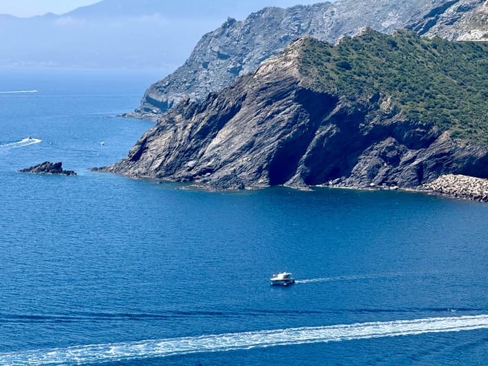 Скалы рядом с Portbou